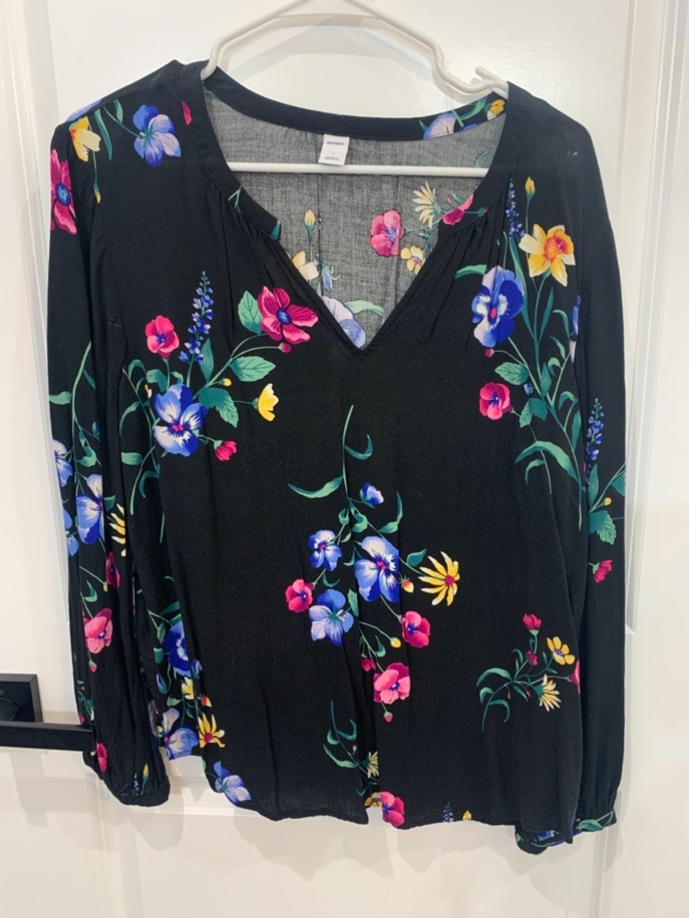 Old Navy Black Floral V-Neck Long-Sleeve Blouse